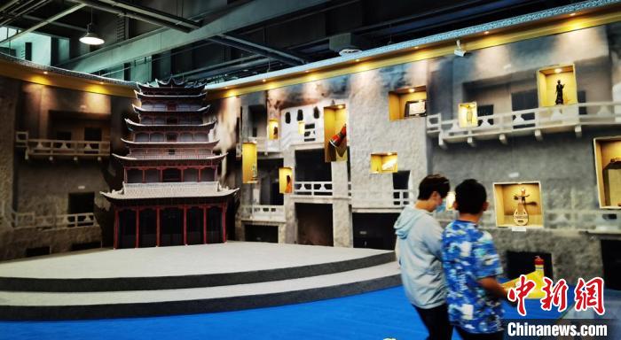 該展覽還借助科技手段，復(fù)原“藏經(jīng)洞”場(chǎng)景，將莫高窟“搬進(jìn)”展廳?！《∷?攝