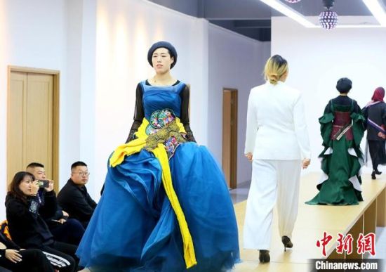 東鄉(xiāng)繡娘在T臺(tái)走秀?！「哒?攝