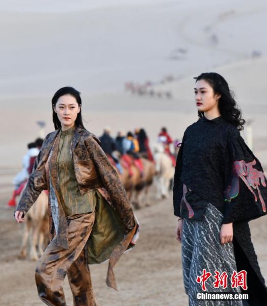 圖為敦煌服裝秀展示。 殷春永 攝