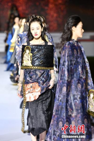 圖為敦煌服裝秀展示。 殷春永 攝