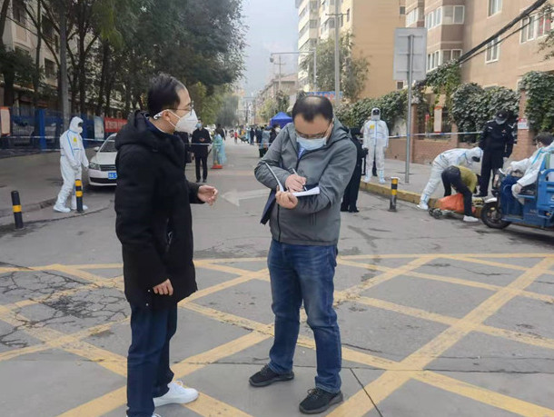 蘭州市紀(jì)委監(jiān)委干部下沉一線詳細(xì)詢問疫情防控情況。.jpg