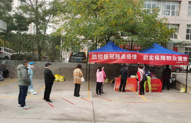 城關(guān)區(qū)紀(jì)委監(jiān)委各監(jiān)督檢查組督促各街道核酸檢測(cè)點(diǎn)落實(shí)“一米線”制度。.jpg