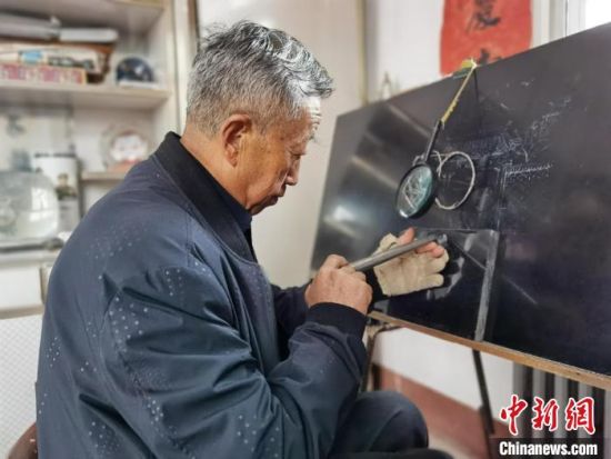 圖為陶世清在創(chuàng)作中?！钅?攝