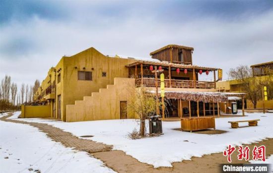 雪落敦煌月牙泉小鎮(zhèn)?！⊥醣筱y 攝