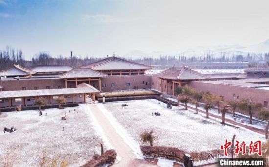 圖為雪落大漠古堡——敦煌山莊。　王斌銀 攝