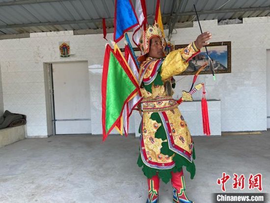 圖為完代才讓在外木村戲臺出演?！∷巫雨?攝