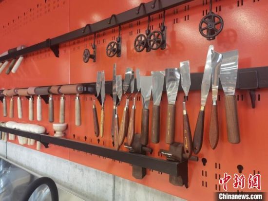 圖為徐晉林制作雕版敦煌壁畫所用工具?！￠Z姣 攝