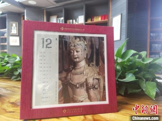 圖為徐晉林制作的敦煌題材的手工書《走進沙漠敦煌——莫高窟與藏書票藝術(shù)》，深受讀者喜愛?！￠Z姣 攝