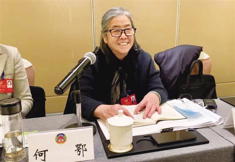 【委員風(fēng)采】“明星委員”何鄂的三個“幸?！?>
        </a><em>【委員風(fēng)采】“明星委員”何鄂的三個“幸?！?/em></li>
    <li><a  target=