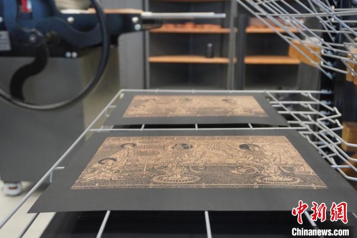 圖為徐晉林工作室制作的雕版敦煌壁畫印刷成品展示。　九美旦增 　攝