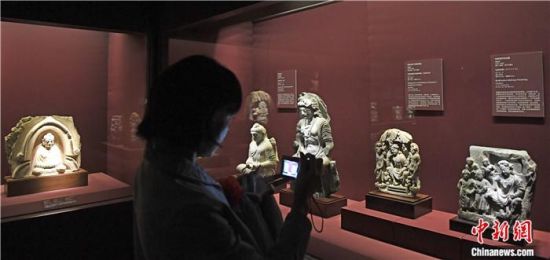 2018年8月，《平山郁夫的絲路世界——平山郁夫絲綢之路美術館文物展》在甘肅敦煌莫高窟開展。中新社記者 楊艷敏 攝