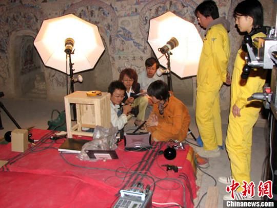 敦煌研究院與日本東京文化財研究所合作進行第285窟多光譜無損調查工作現(xiàn)場。中新社發(fā) 婁婕 供圖