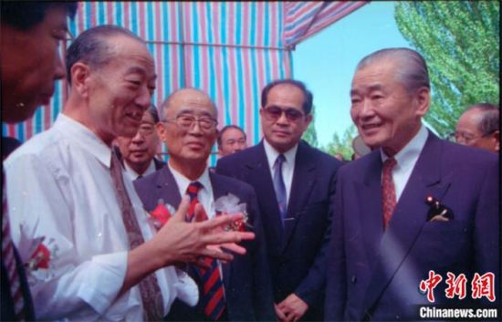 1994年8月，時任日本首相竹下登(右一)與時任敦煌研究院院長段文杰在莫高窟親切交談。中新社發(fā) 婁婕 供圖