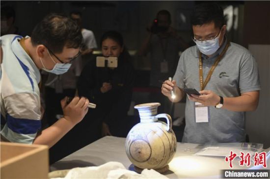 2020年6月，在長沙博物館舉行“從地中海到中國：絲路寶藏——平山郁夫絲綢之路美術館藏文物展”前，專家開箱鑒定文物。中新社記者 楊華峰 攝