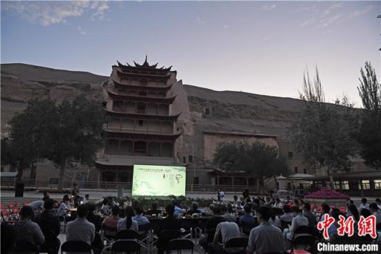 2018年8月，在敦煌莫高窟標志性建筑“九層樓”前，《回顧平山郁夫先生的貢獻》座談會舉行。來自中日兩國的專家、學者共同懷念這位情系敦煌數(shù)十載的繪畫巨匠、中日友好的文化使者、世界文化遺產的守護者。中新社記者 楊艷敏 攝