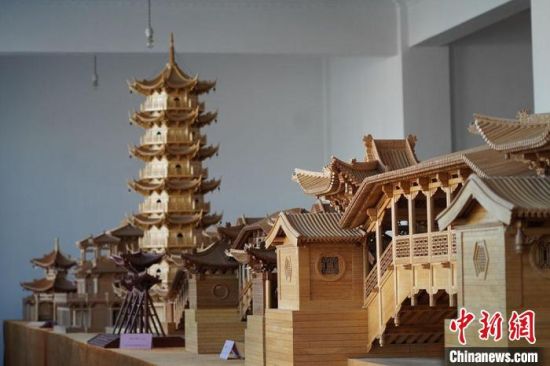 圖為古建筑模型制作技藝傳習(xí)所展廳內(nèi)的微縮古建筑作品?！【琶赖┰?　攝