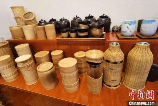 圖為展陳的一件件精致可愛的竹編農(nóng)具工藝品?！●T志軍 攝