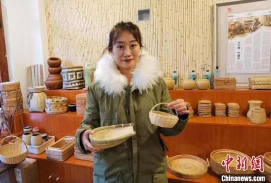 40多種精小玲瓏、純手工制作的新型盛食容器、居家工藝品等，每一件都令人愛不釋手。　馮志軍 攝