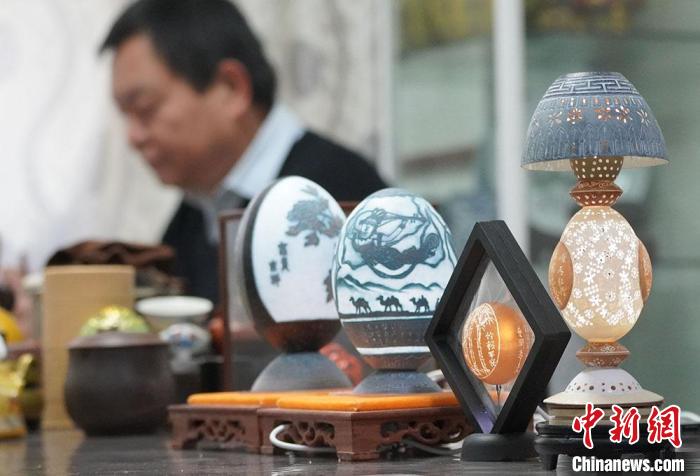 圖為吳義澤完成的蛋雕作品?！【琶赖ぴ?攝