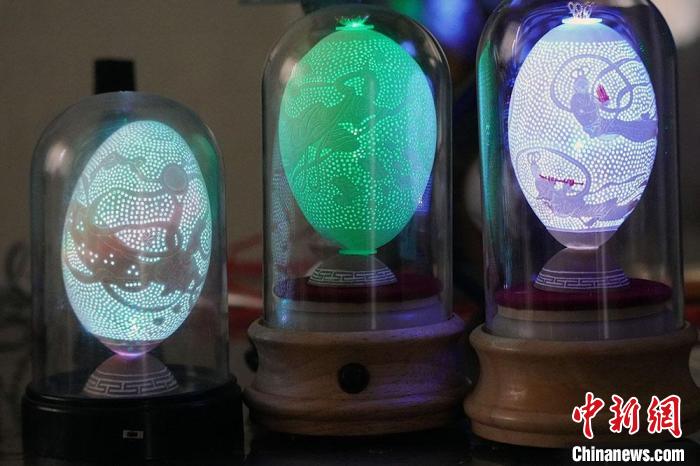 圖為以敦煌飛天為元素的蛋雕作品?！【琶赖ぴ?攝