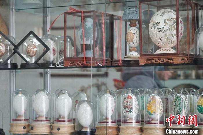 圖為吳義澤收藏柜內(nèi)的蛋雕作品。　九美丹增 攝