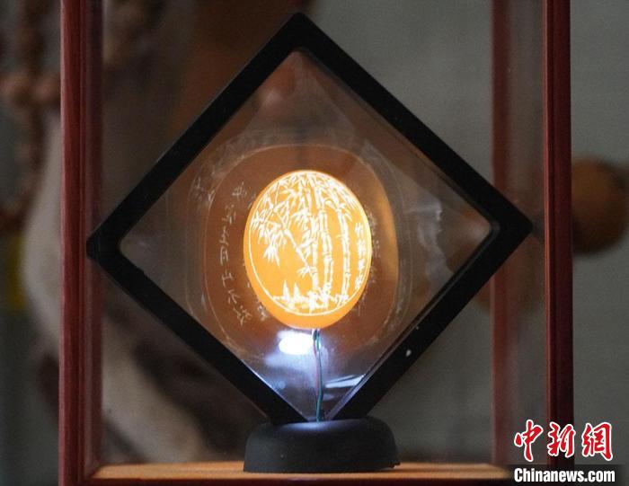 圖為吳義澤新包裝給蛋雕呈現(xiàn)立體感。　九美丹增 攝