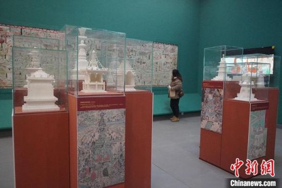 圖為觀眾欣賞數(shù)字復(fù)制壁畫。　九美旦增 攝