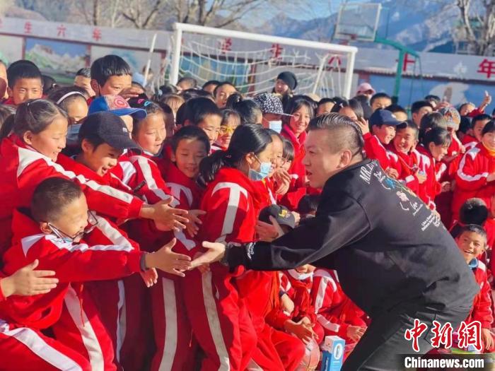 1月初，第五屆“街舞進(jìn)藏鄉(xiāng)”公益助學(xué)活動在甘肅甘南結(jié)束，旨在讓藏族學(xué)子感受到街舞魅力?！￡惿菩?攝