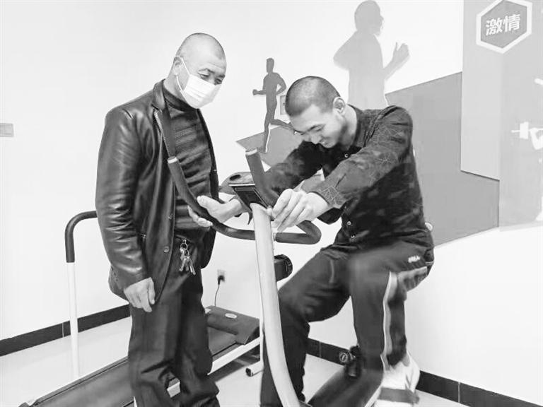 父愛(ài)如山！張掖高臺(tái)殘疾父親悉心照顧殘疾兒子20余年