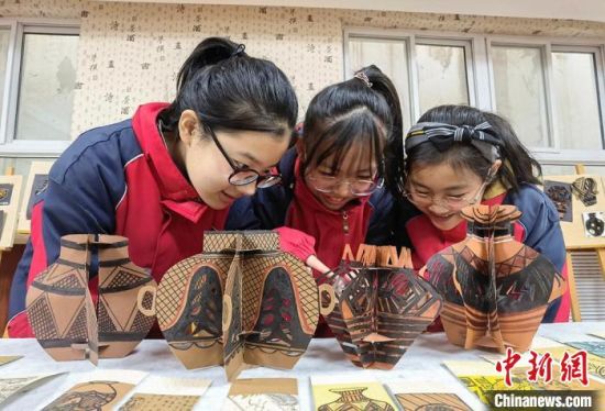 圖為學(xué)生用紙創(chuàng)作的立體彩陶。　劉玉桃 攝