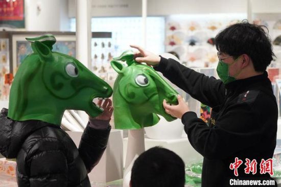 圖為“神馬來了”銅奔馬頭套?！【琶赖┰?攝