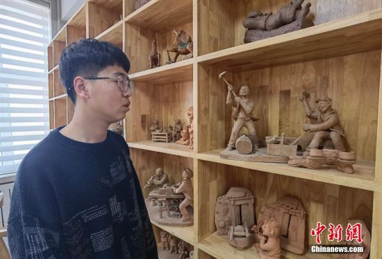 圖為學(xué)生介紹作品。 劉玉桃 攝