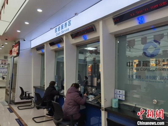 圖為蘭州市民在銀行兌換新鈔。　徐雪 攝