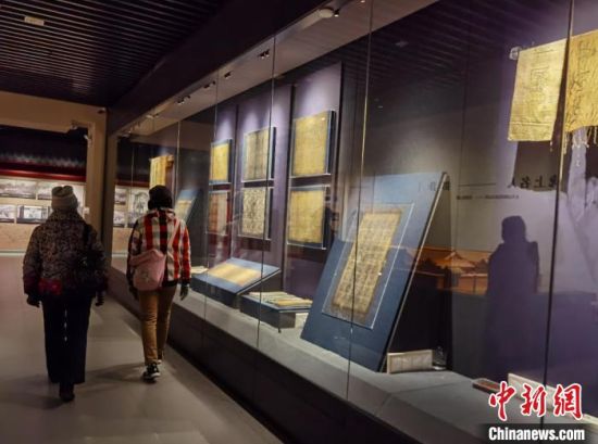 圖為蘭州市民參觀博物館展品?！⌒煅?攝