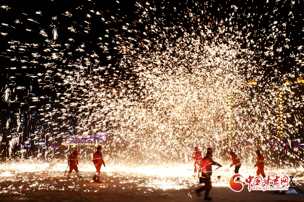 【隴拍客】炫彩奪目！非遺絕技永靖王氏“打鐵花”綻放夜空引關(guān)注