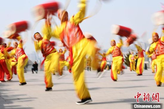 2019年2月19日，演員在黃河岸邊的蘭州水車博覽園內(nèi)進(jìn)行太平鼓表演，歡慶元宵佳節(jié)。(資料圖) 　楊艷敏 攝