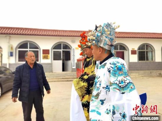 圖為69歲的“苦水高高蹺”國家級(jí)傳承人巨海全(左一)，叮囑徒弟們高高蹺練習(xí)技巧要領(lǐng)?！￠Z姣 攝