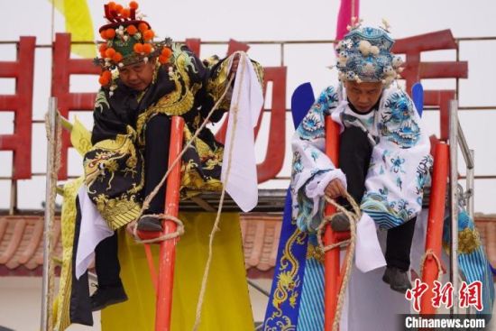 圖為“苦水高高蹺”表演者通過麻繩將腳固定在腳踏板，并在腿部纏繞六七圈?！【琶赖┰?攝