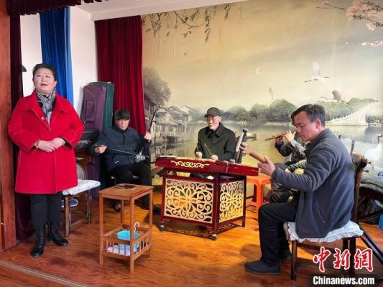 圖為蘭州鼓子表演者王常玉登臺演唱，她是這項入列國家級非物質(zhì)文化遺產(chǎn)的曲藝表演者中，為數(shù)不多的女演員。　張煜曼 攝