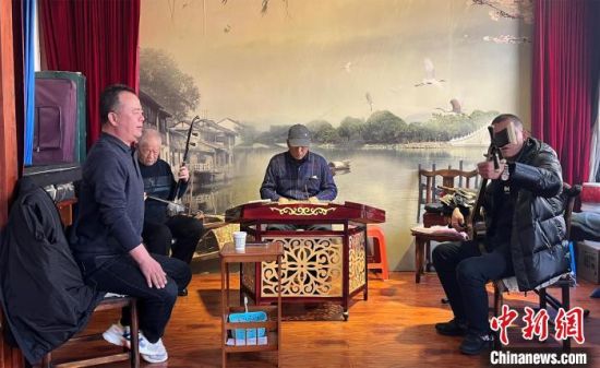 圖為蘭州鼓子愛好者在傳習(xí)所內(nèi)互相搭檔上臺演出?！堨下?攝