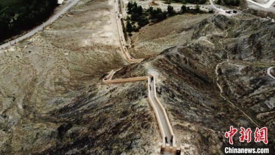 圖為甘肅嘉峪關(guān)懸臂長(zhǎng)城吸引游客打卡 。(資料圖) 李亞龍 攝