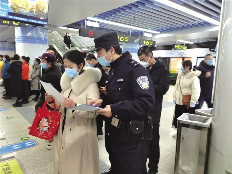 講解詐騙套路 普及“斷卡”常識 蘭州城關(guān)公安分局、交通治安分局聯(lián)合反詐宣傳進(jìn)地鐵