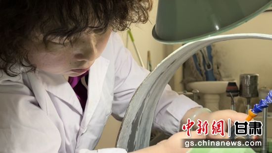 夜光杯制作學徒謝小琴坦言，雖工作枯燥，但是能夠掌握國家級非遺技藝是很自豪的。王牧雨 攝