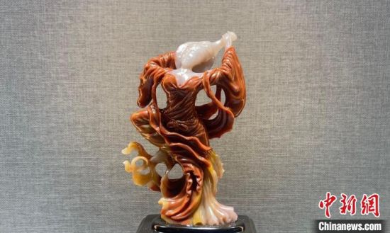 圖為翩然起舞的飛天玉雕?！「攥?攝