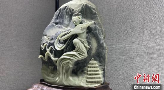 圖為李學(xué)平的玉雕作品。　高瑩 攝