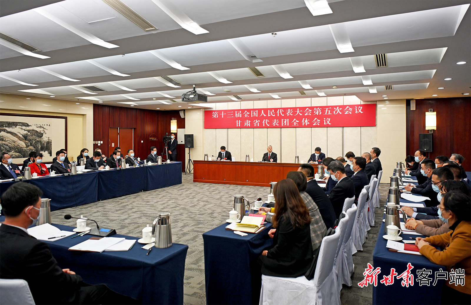 甘肅代表團(tuán)舉行全體會議，尹弘主持并講話