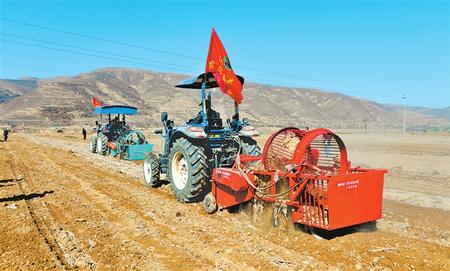 定西市隴西縣17個(gè)鄉(xiāng)鎮(zhèn)的農(nóng)機(jī)合作社、農(nóng)機(jī)手參加了農(nóng)機(jī)技能比賽和培訓(xùn)