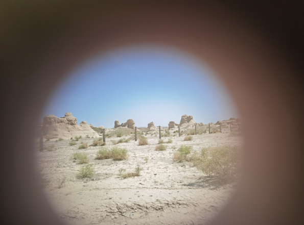 插圖2：透過(guò)河西走廊遺存的古陶片孔洞所見。攝影：陳曉斌。拍攝日期：2020年6月。