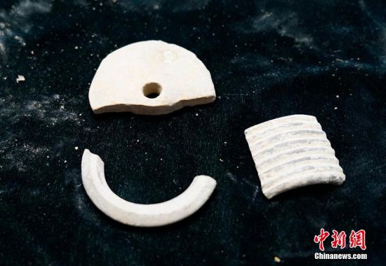 圖為靜寧縣賈河鄉(xiāng)竇坪村出土的佩飾。 夏劍鋒 攝