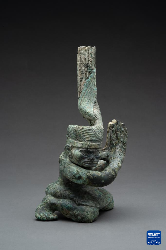 四川廣漢市三星堆商代遺址四號坑出土扭頭跪坐銅人像（資料圖）。